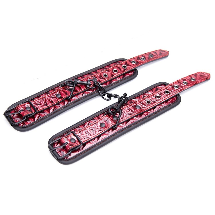 סט אזיקים אדומים מרופדים עם טקסטורה