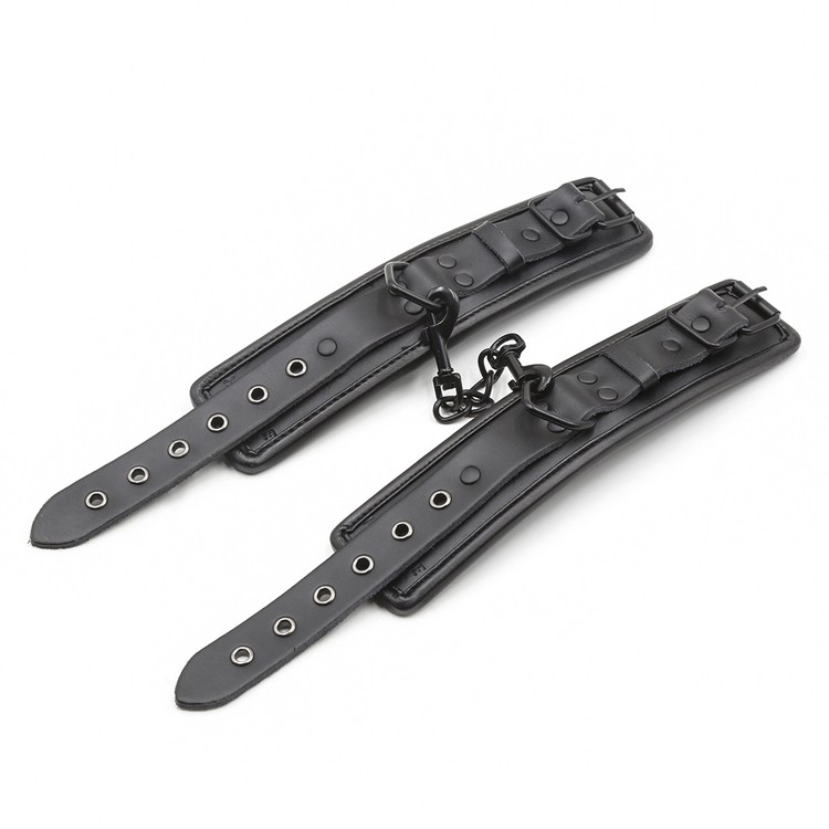 אזיקים לידיים עור שחור מרופד ושרשרת חיבור