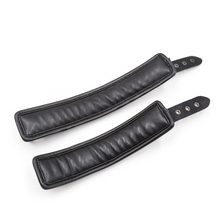 אזיקים לידיים עור שחור מרופד ושרשרת חיבור