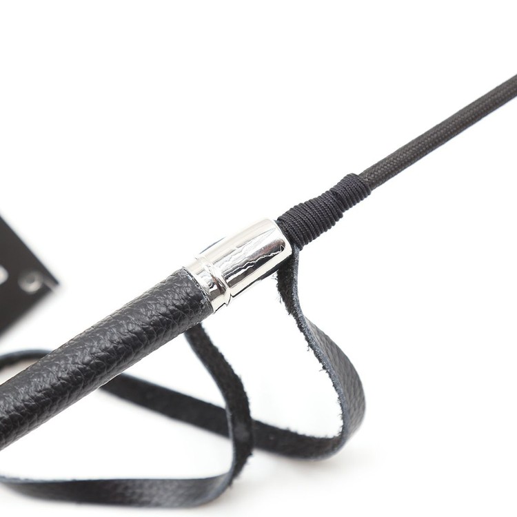 שוט שחור בצורת עלה ספייד שחור