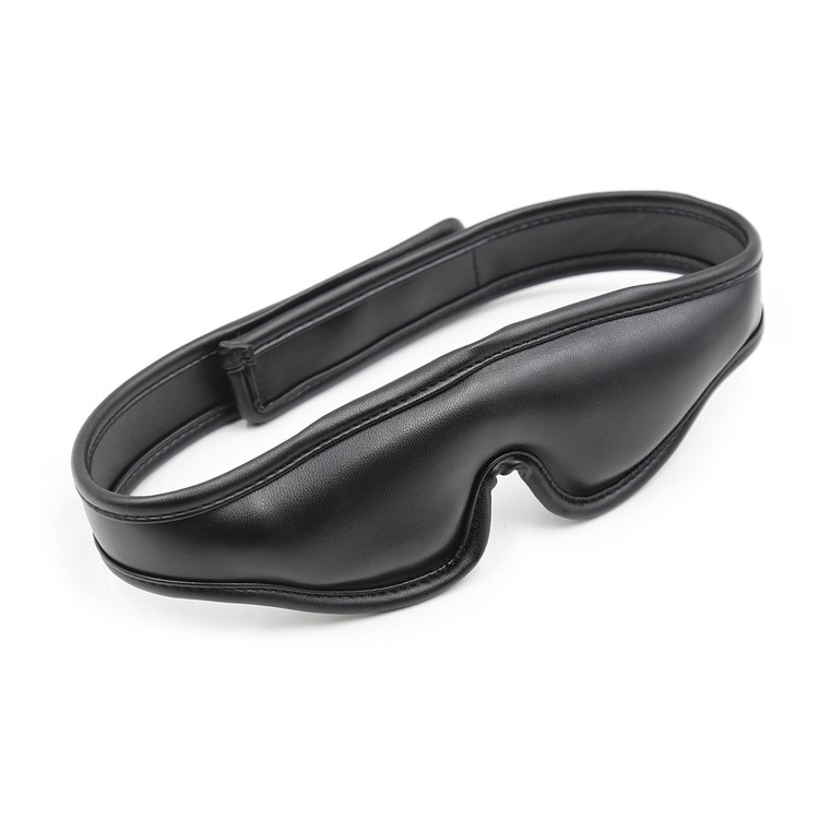 כיסוי עיניים שחור מרופד