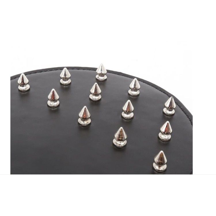 ספנקר עגול עם ניטים בצד אחד