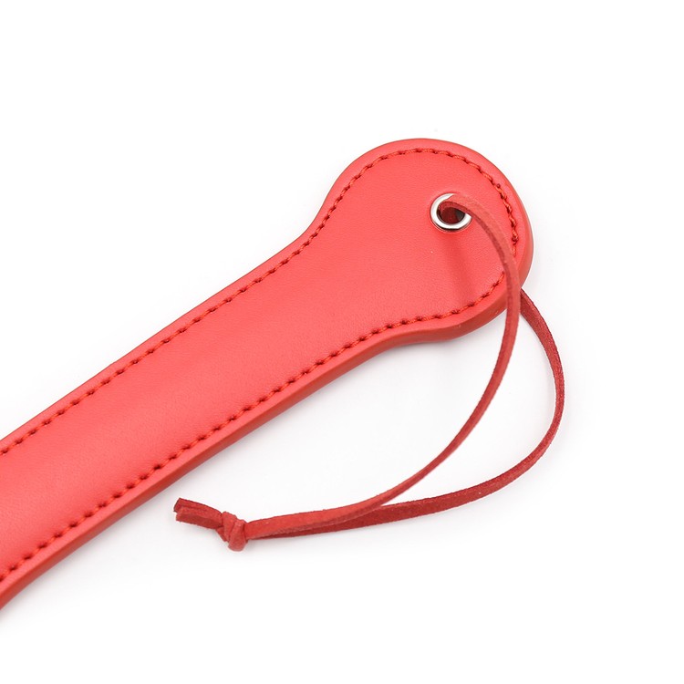 ספנקר אדום דמוי עור עם כיתוב BITCH