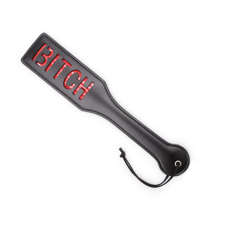 ספנקר דמוי עור שחור עם כיתוב BITCH