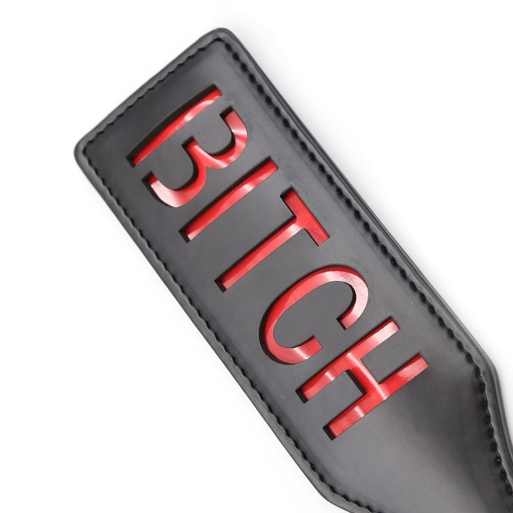 ספנקר דמוי עור שחור עם כיתוב BITCH