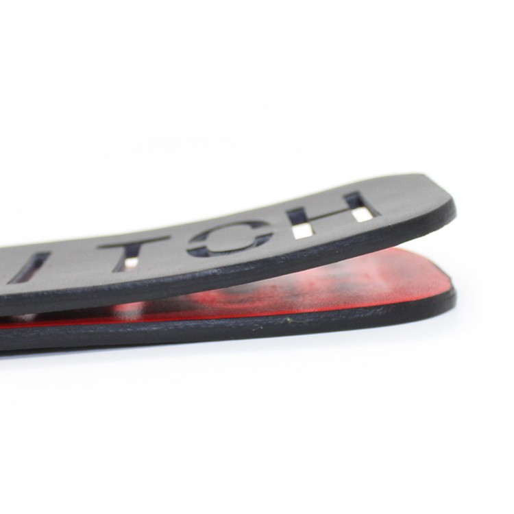 ספנקר PVC שחור מפוצל עם כיתוב BITCH