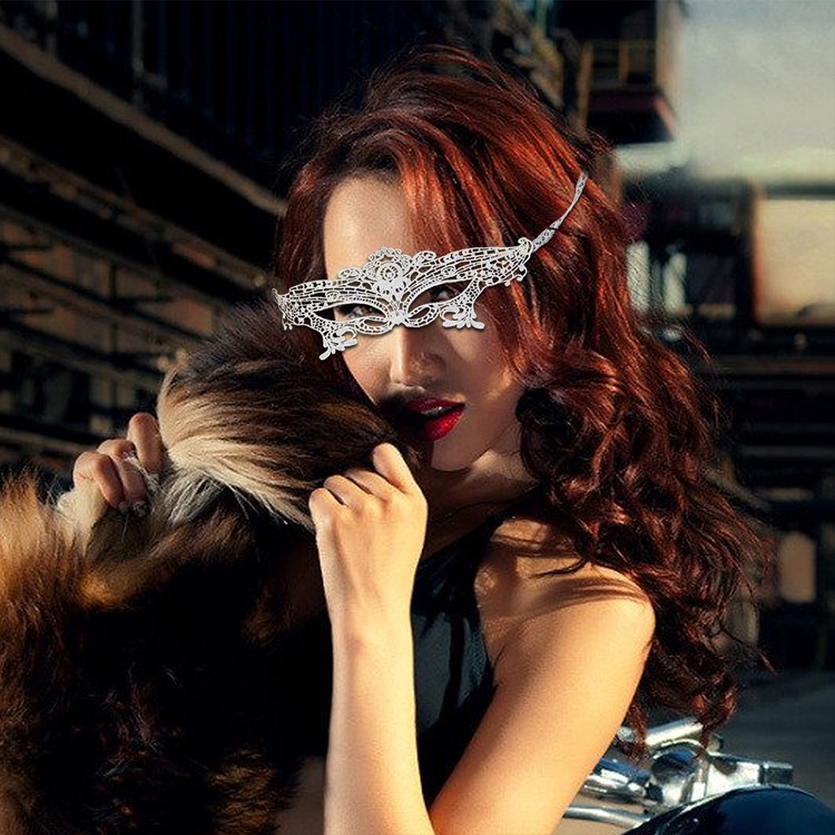 מסיכת עיניים מלכותית מתחרה לבנה