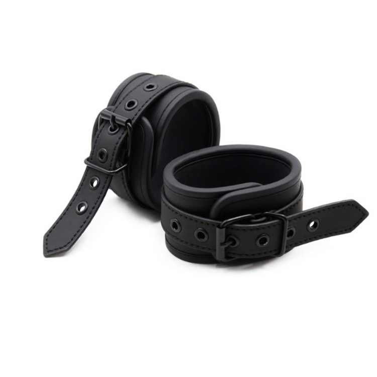 אזיקים שחורים ומרופדים לרגליים