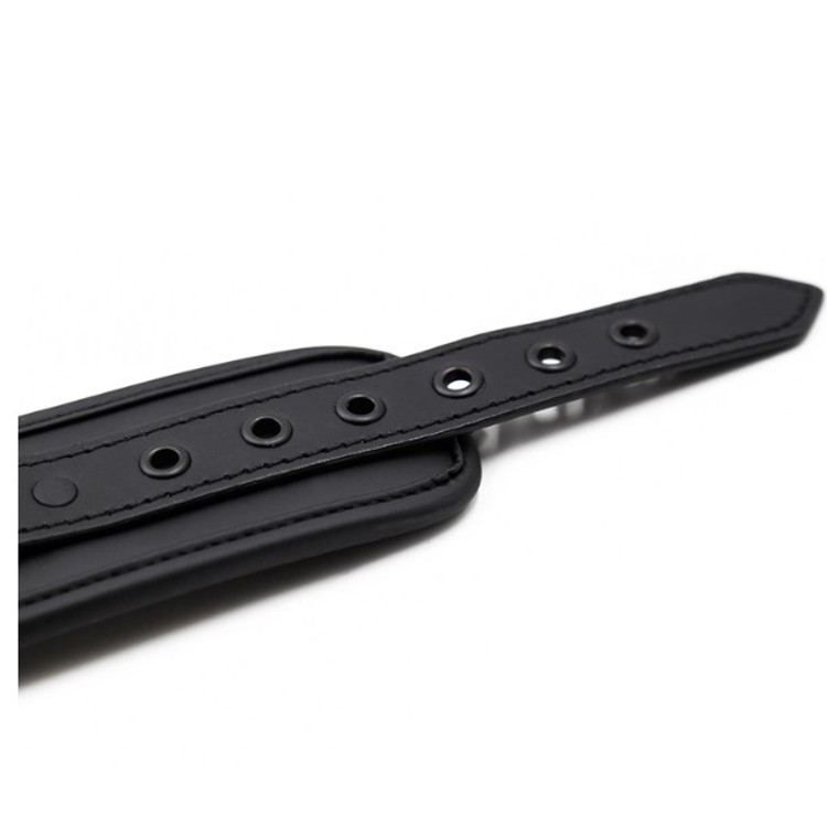 אזיקים שחורים ומרופדים לרגליים