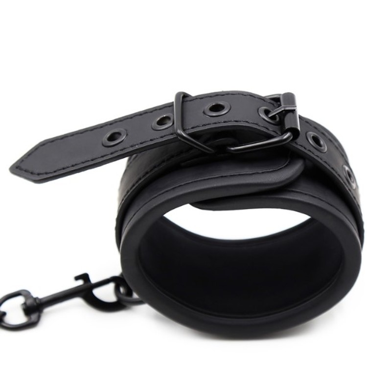 אזיקים שחורים ומרופדים לרגליים