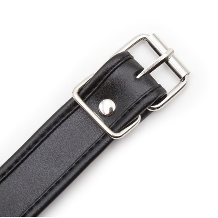 קולר שחור עם אבזם וטבעת O