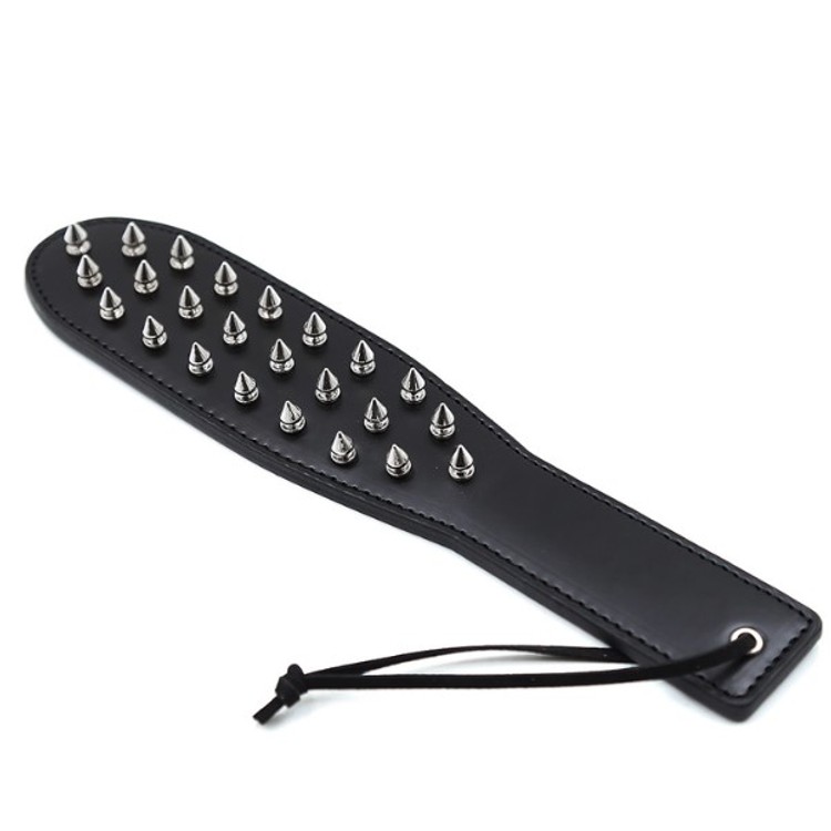 ספאנקר מעור טבעוני עם ניטים