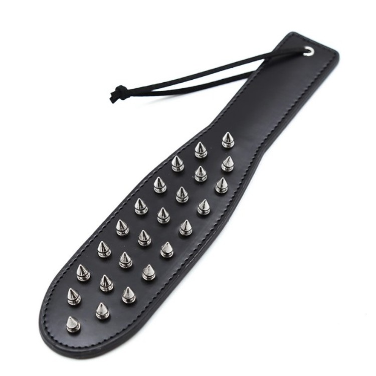 ספאנקר מעור טבעוני עם ניטים