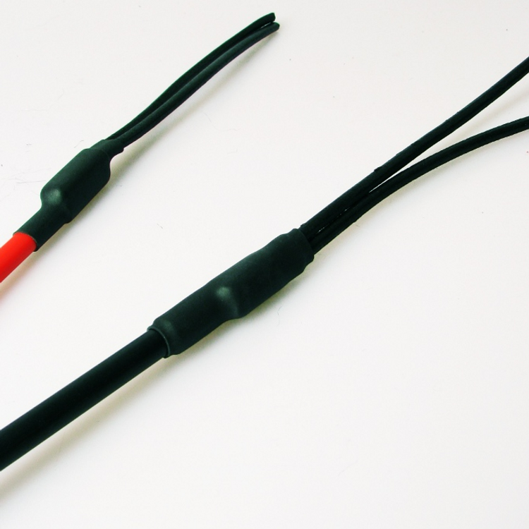 שוט רכיבה דק עם זנבות מפולצים  בצבע שחור