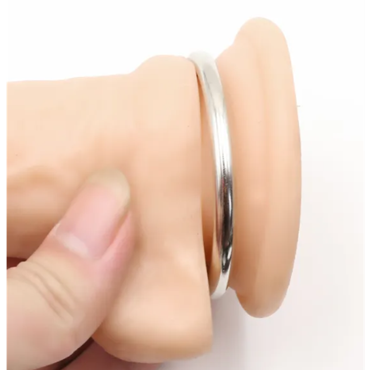 רתמת סטראפאון עם טבעת מתכת מבית NAUGHTY TOYS