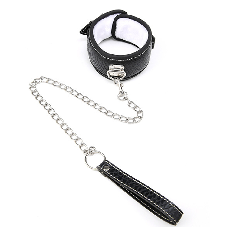 קולר שחור במראה נחשי עם ריפוד פרוותי