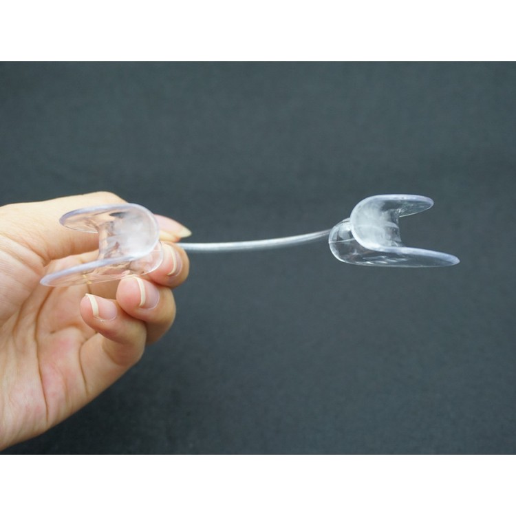 תומך החיוכים - מתקן פלסטיק לפעירת הפה