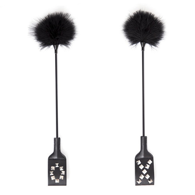 נוצת דגדוגים עם ספנקר מעוטר ניטים