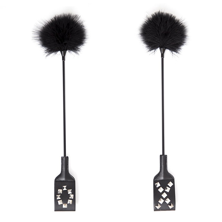 נוצת דגדוגים עם ספנקר מעוטר ניטים