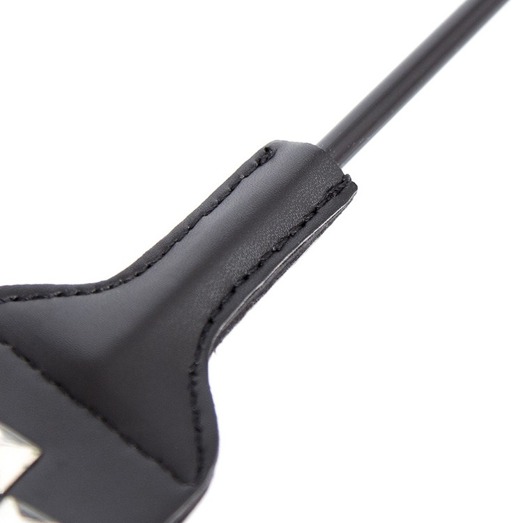 נוצת דגדוגים עם ספנקר מעוטר ניטים