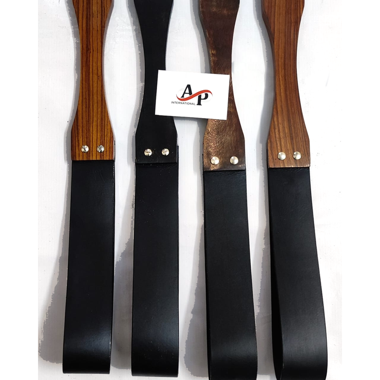 ספנקר "רחביה" מעור עם ידית אחיזה מעץ