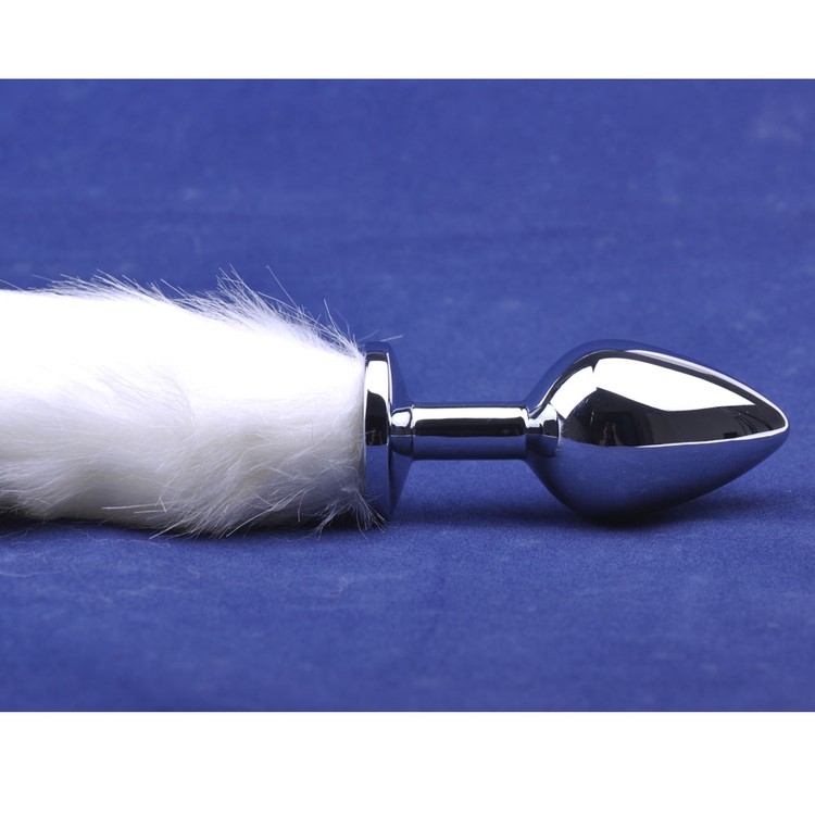 פלאג ממתכת עם זנב פרוותי לבן