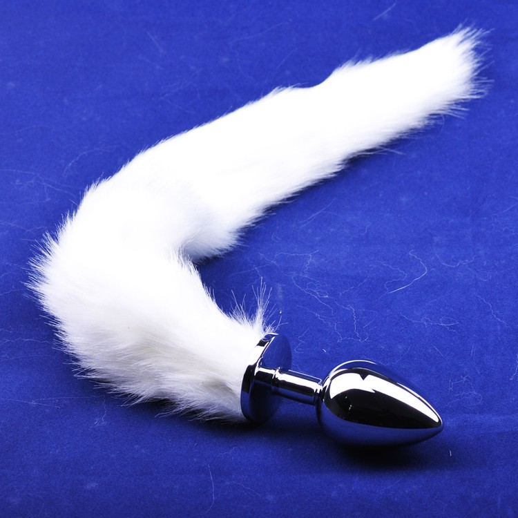 פלאג ממתכת עם זנב פרוותי לבן