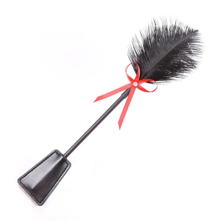 נוצה עם קרופ רחב שחור