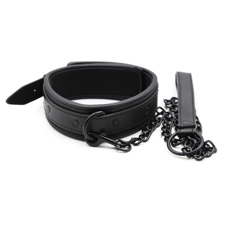 קולר נאופרן שחור עם רצועת מתכת שחורה