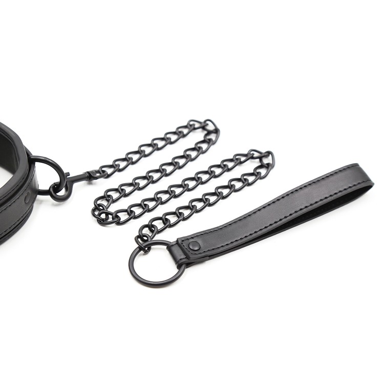 קולר נאופרן שחור עם רצועת מתכת שחורה