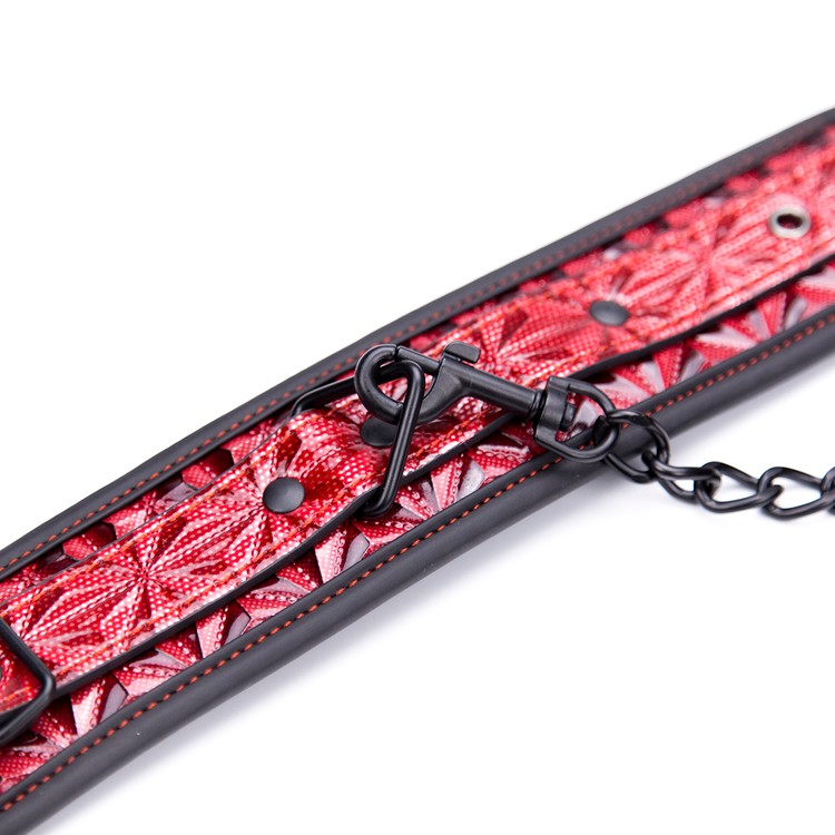 אזיקי רגל משובץ אדום מבריק