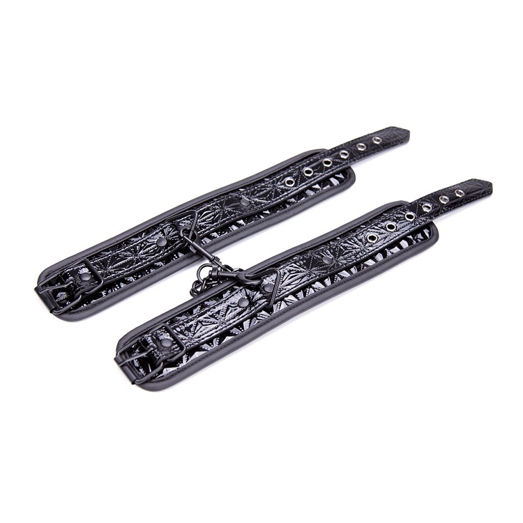 אזיקי רגל משובץ שחור ומבריק