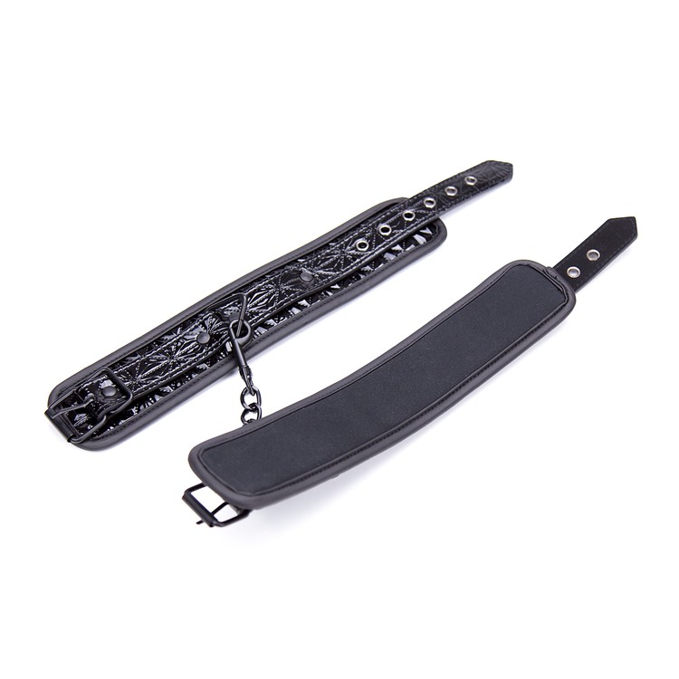 אזיקי רגל משובץ שחור ומבריק