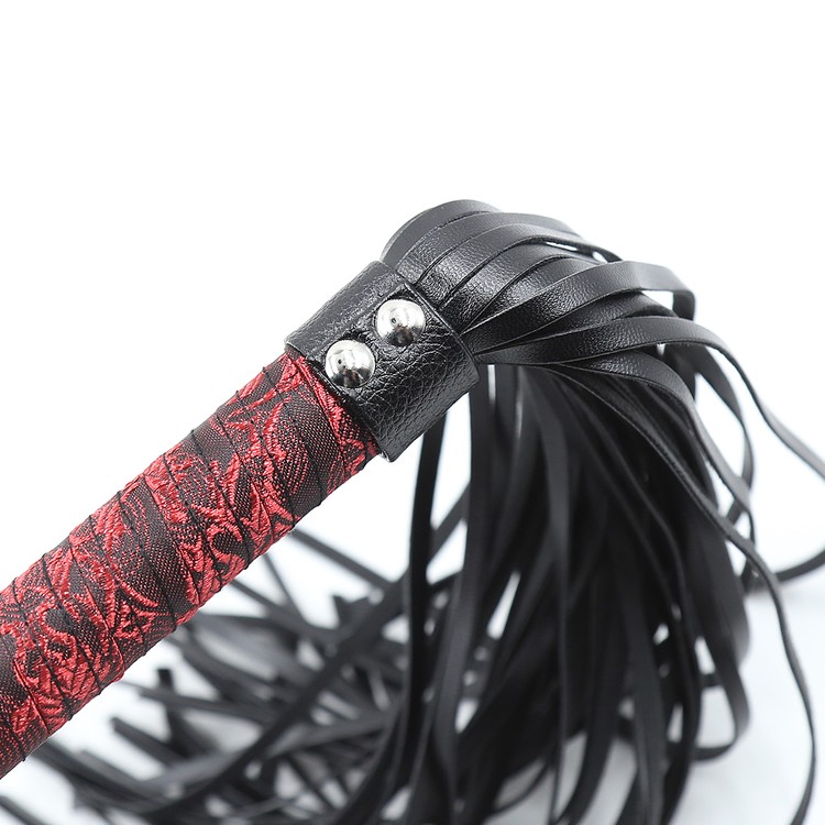 שוט זנבות ידית אדומה 44סמ