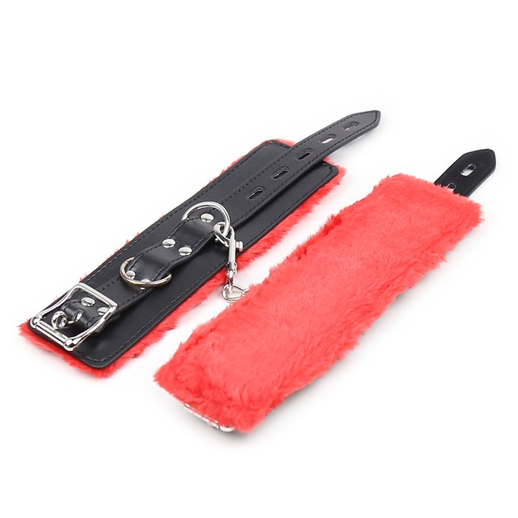 אזיקים דמוי עור/פרווה אדומה - צעצועי מין לזוגות