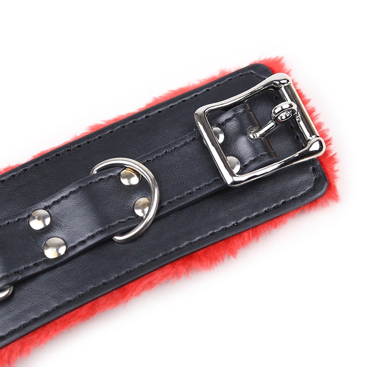 אזיקים דמוי עור/פרווה אדומה - צעצועי מין לזוגות