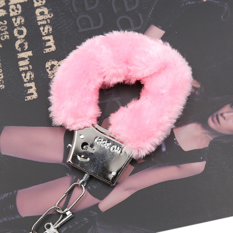 אזיקי מתכת עם פרווה