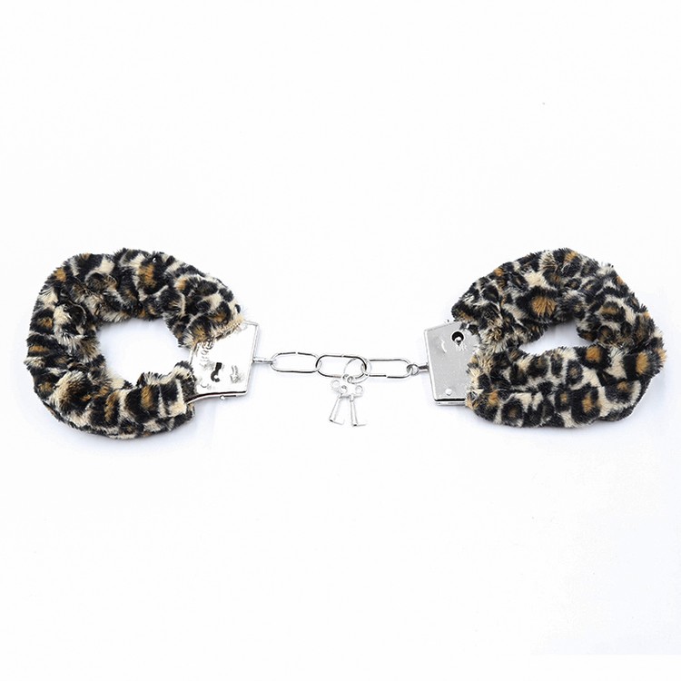 אזיקי מתכת עם פרווה