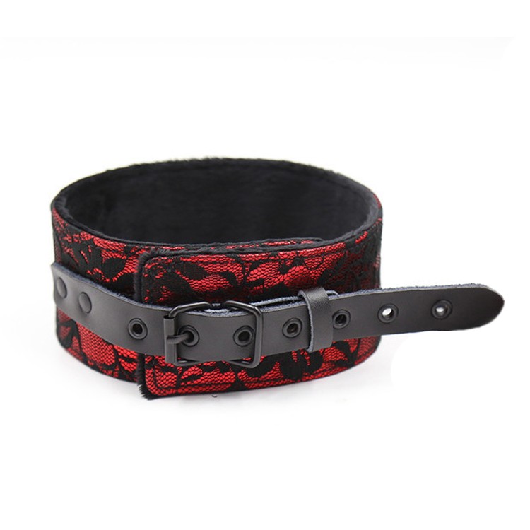 קולר תחרה אדום עם רצועה