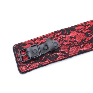 קולר תחרה אדום עם רצועה