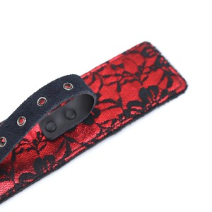 קולר תחרה אדום עם רצועה