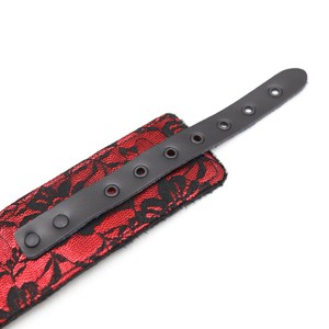 קולר תחרה אדום עם רצועה