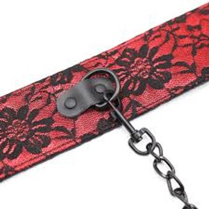 קולר תחרה אדום עם רצועה