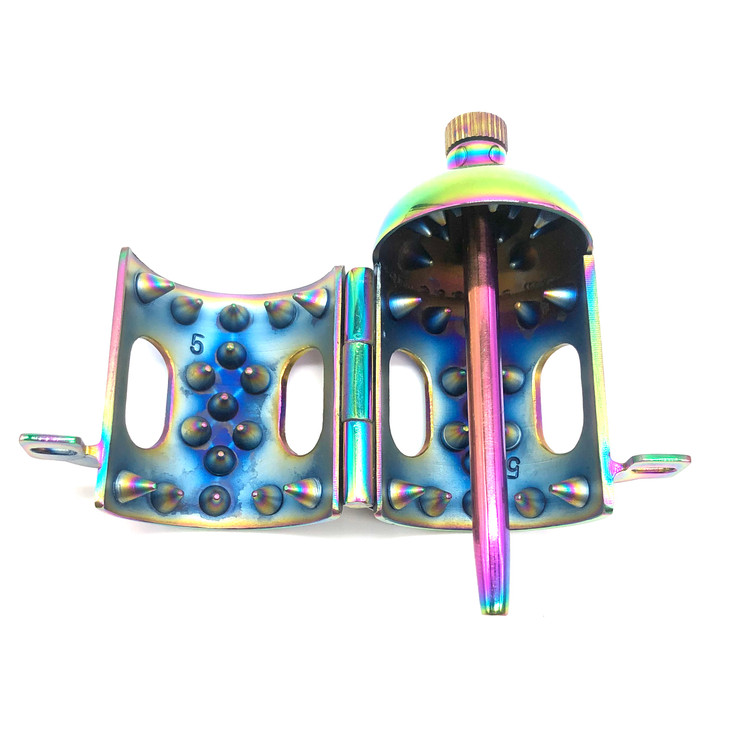 תא עינויים ננעל ממתכת עם סאונד מתפרק