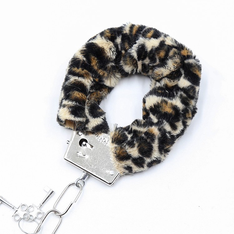 אזיקי מתכת עם פרווה