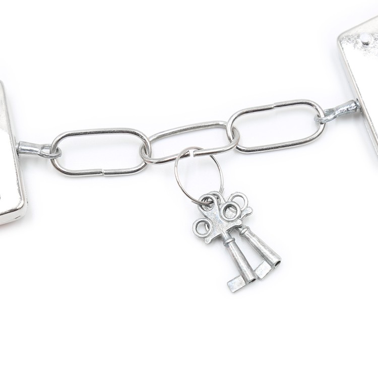 אזיקי מתכת עם פרווה