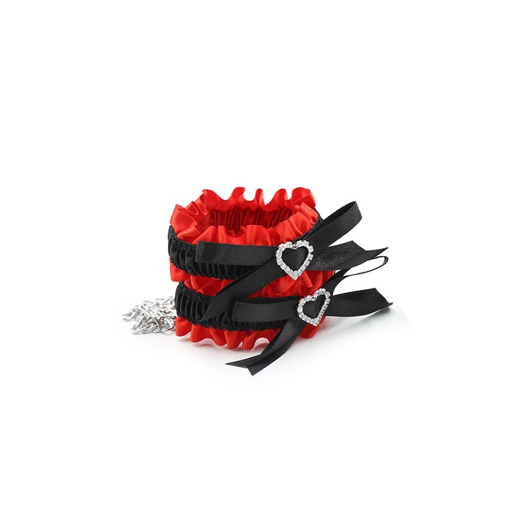 אזיקי ידיים משובצים בלב מיהלומים