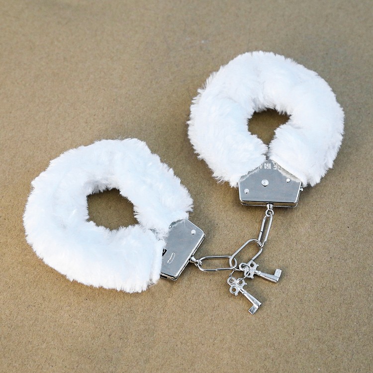 אזיקי מתכת עם פרווה