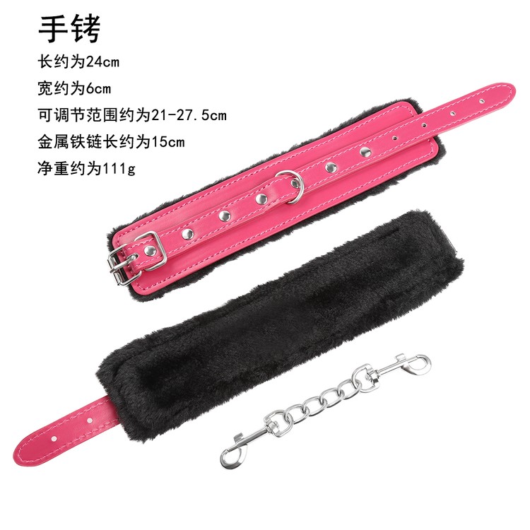 אזיקי ידיים ורודים עם פרווה שחורה ואבזמים