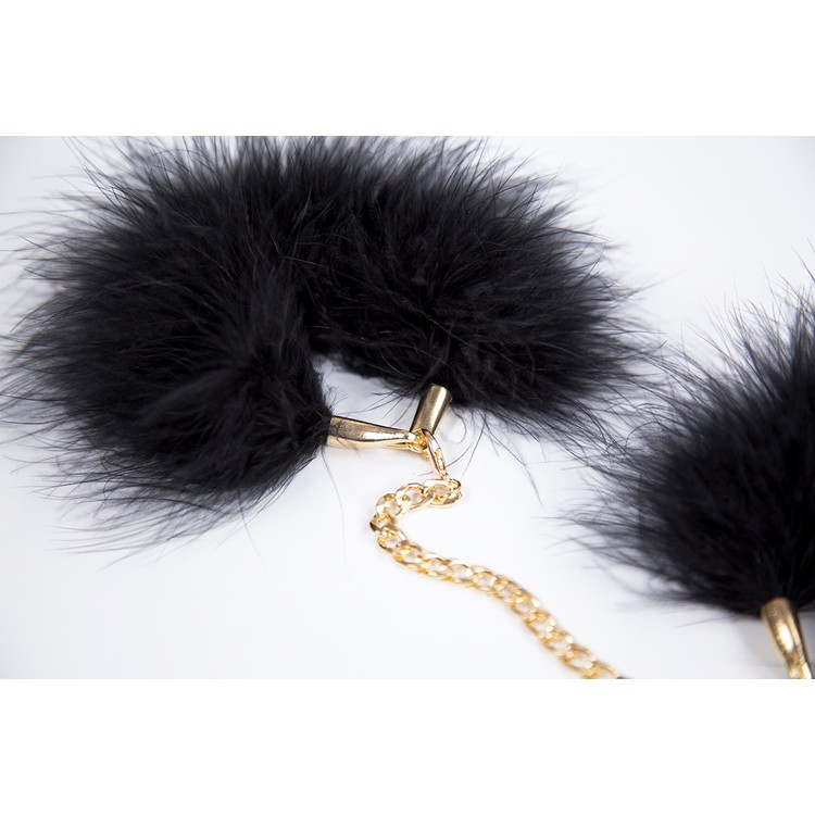 אזיקי ידיים מנוצות עם שרשרת זהב